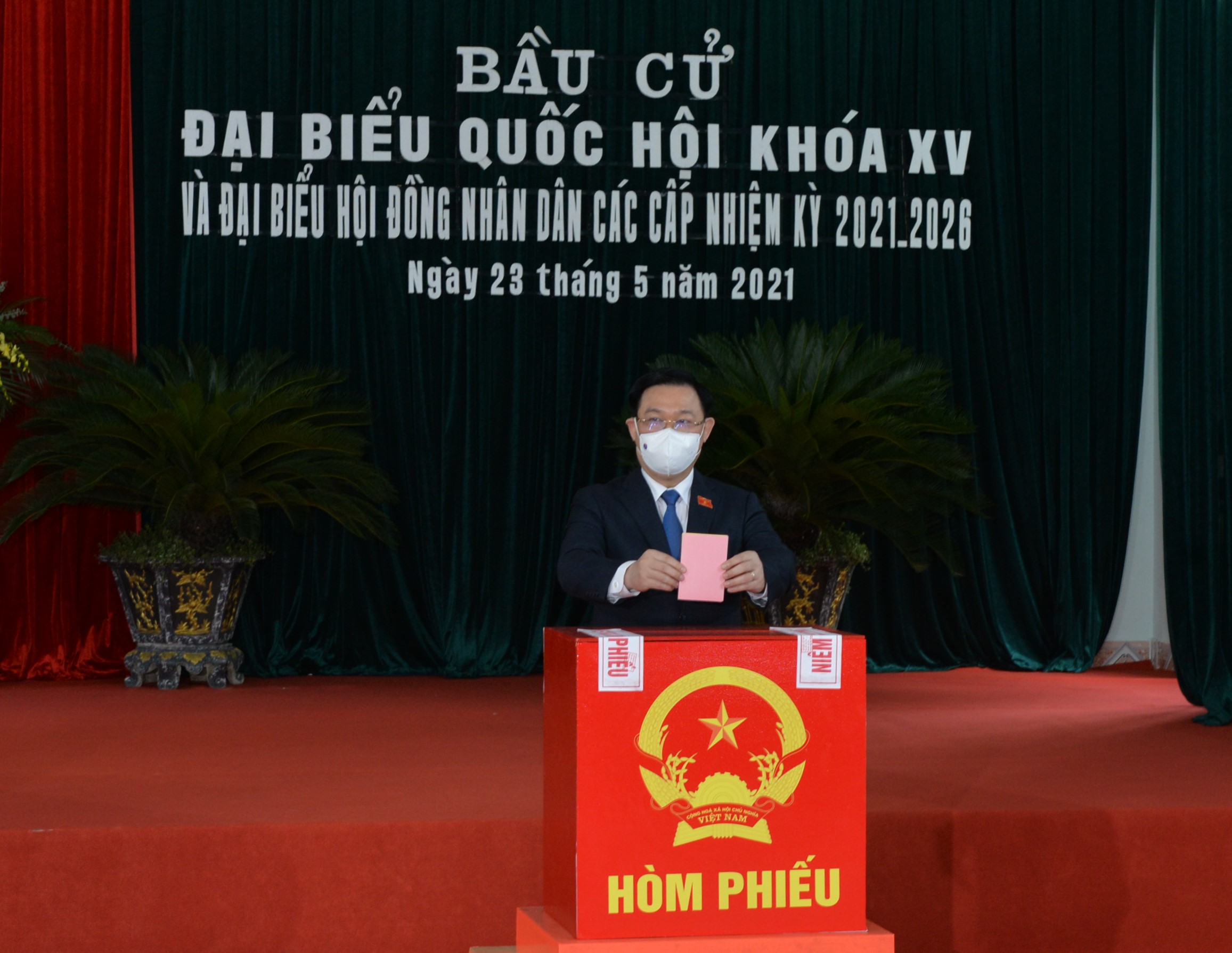 Chủ tịch Quốc hội Vương Đình Huệ dự khai mạc bầu cử tại Khu vực bầu cử số 1, thị trấn An Lão, Hải Phòng
